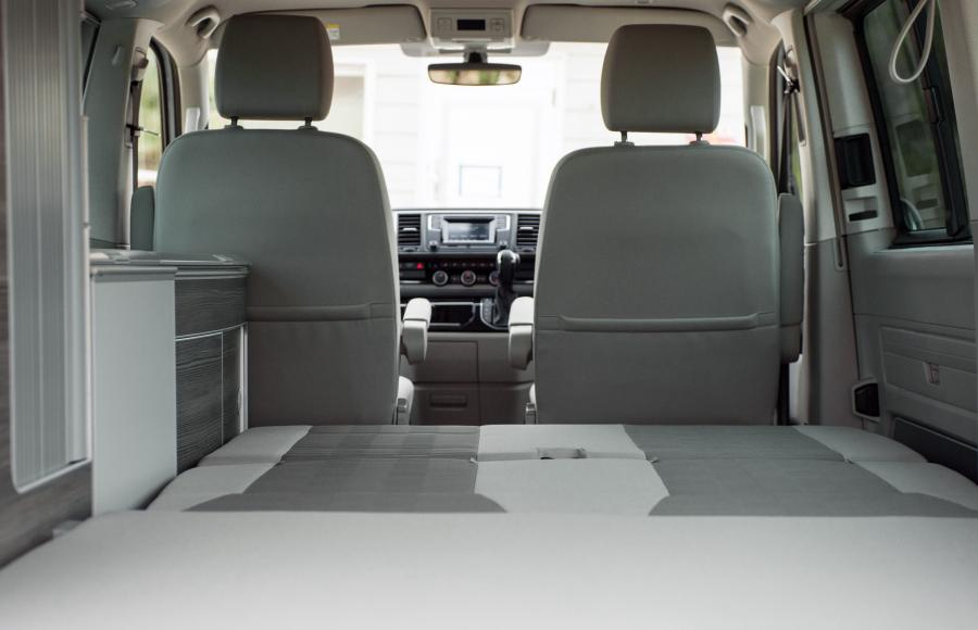 Интерьер Volkswagen California Ocean (T6) 2015 года  (UK) (фото 2 из 40)